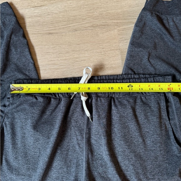 Vuori performance joggers - Picture 3 of 3